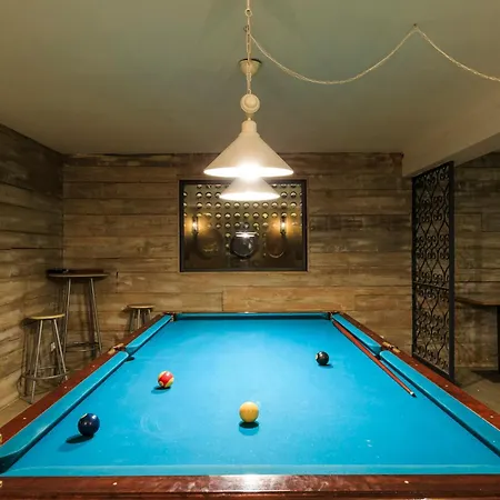 Villa Charming In With Shared Pool Quelfes