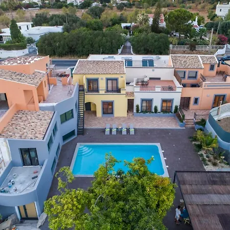 Charming In With Shared Pool فيلة Quelfes