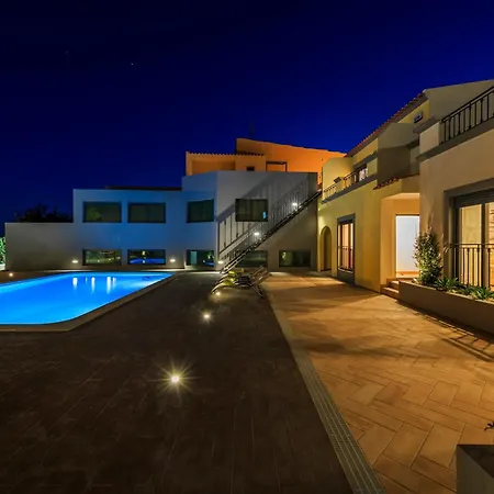 Charming In With Shared Pool * Quelfes