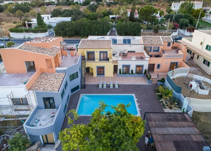 Charming In With Shared Pool ヴィラ Quelfes