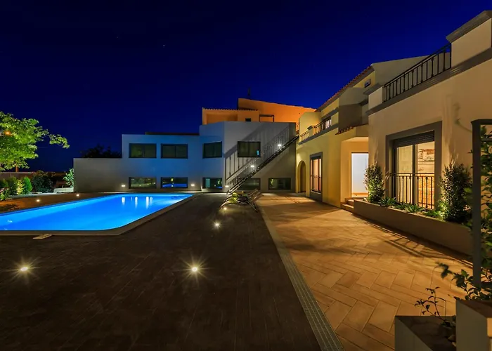 Charming In With Shared Pool * Quelfes